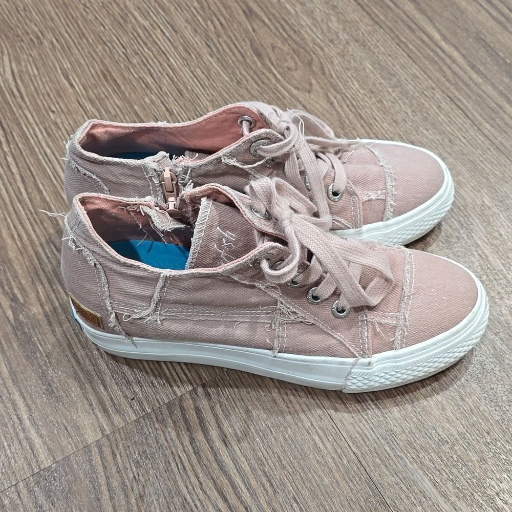 Blowfish casual sneaker / shoe . Side zipper up closure with laces . 7.5